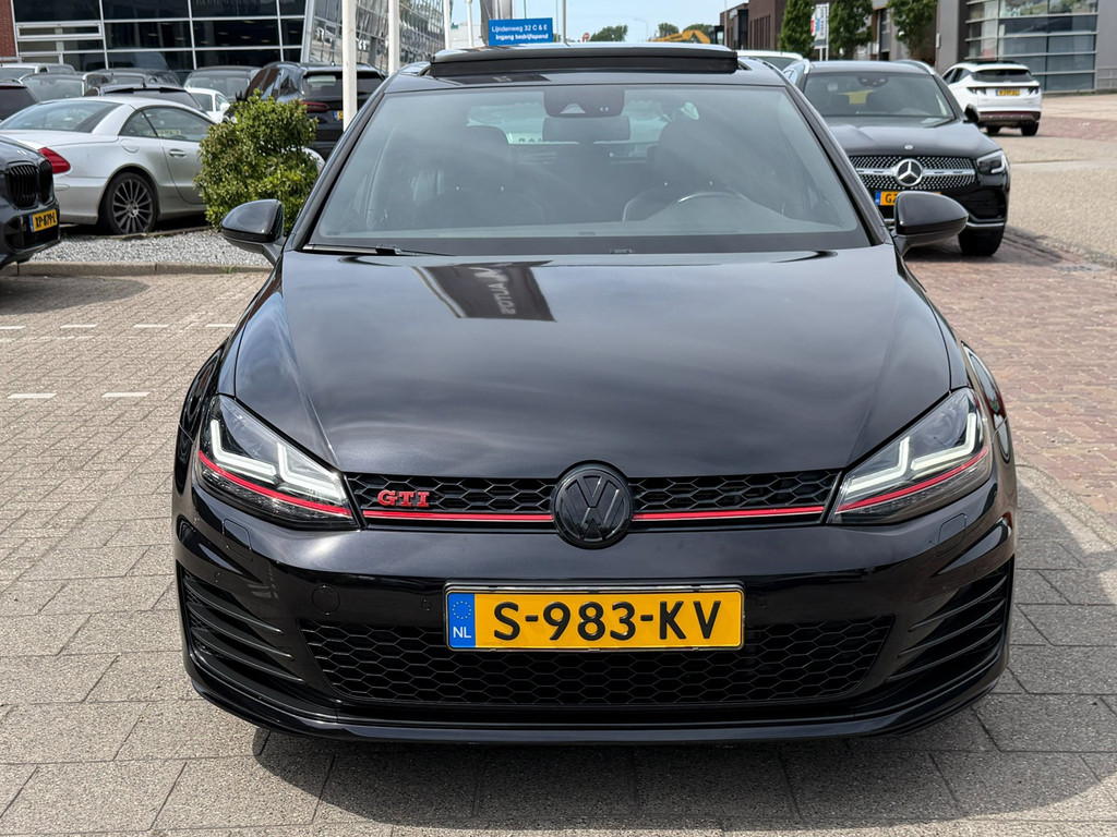 53755300-16.jpg